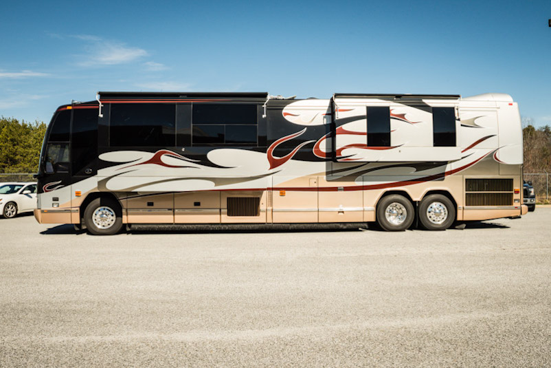 2005 Prevost Featherlite H3-45 For Sale