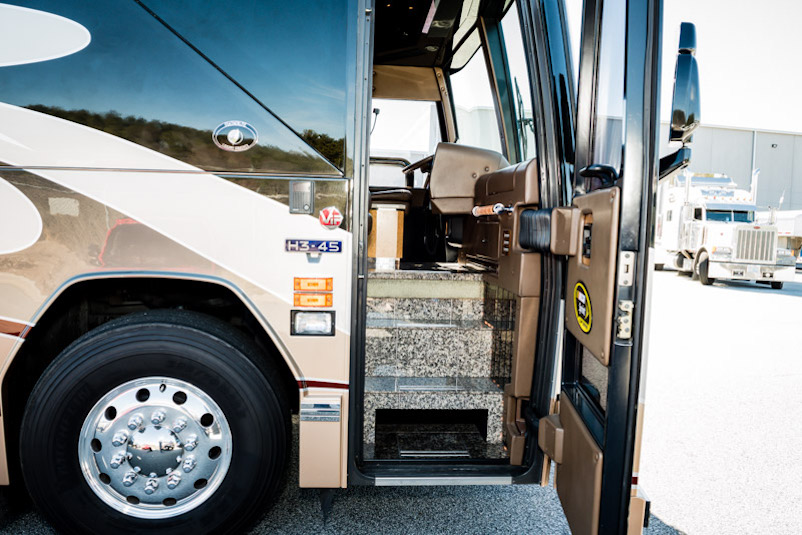 2005 Prevost Featherlite H3-45 For Sale