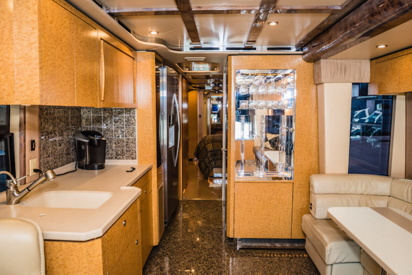 2005 Prevost Featherlite H3-45 For Sale