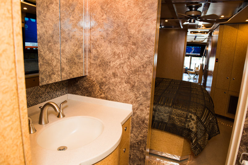 2005 Prevost Featherlite H3-45 For Sale