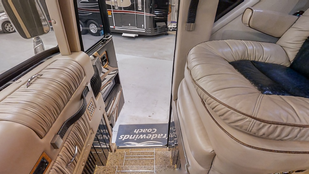 2005 Prevost Featherlite  H3-45 For Sale