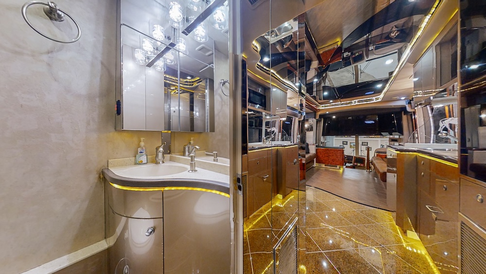 2005 Prevost Featherlite  H3-45 For Sale