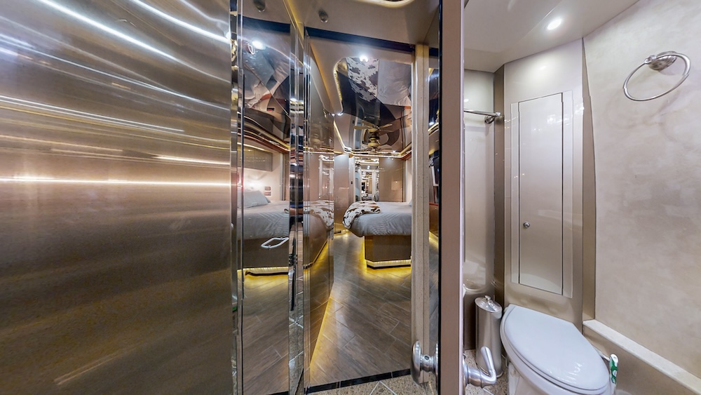 2005 Prevost Featherlite  H3-45 For Sale
