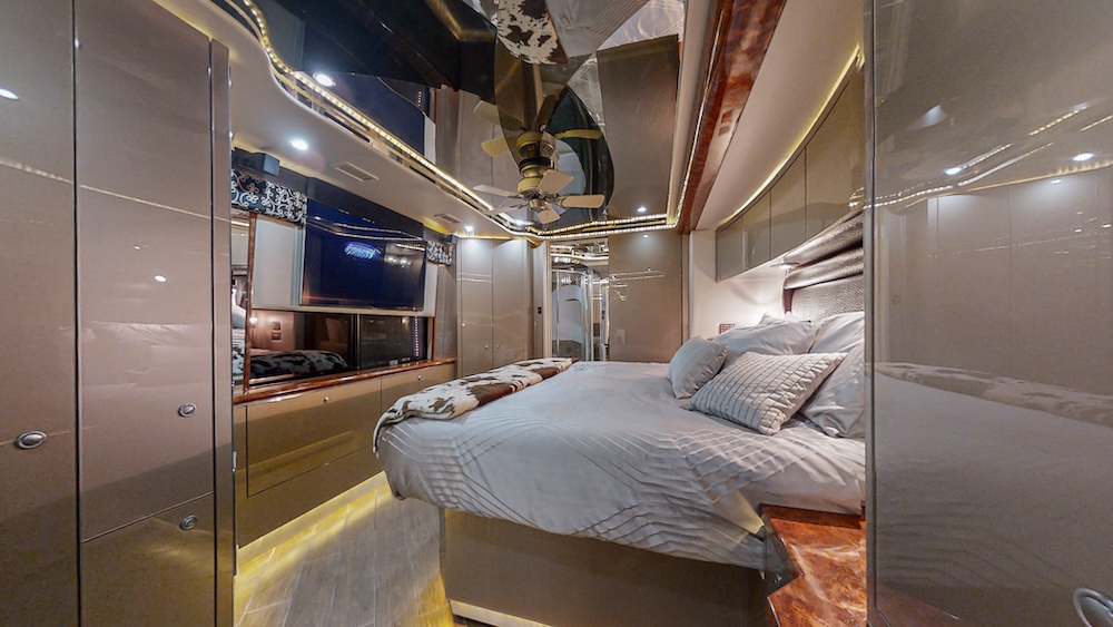 2005 Prevost Featherlite  H3-45 For Sale
