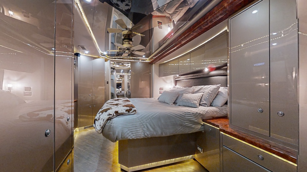 2005 Prevost Featherlite  H3-45 For Sale