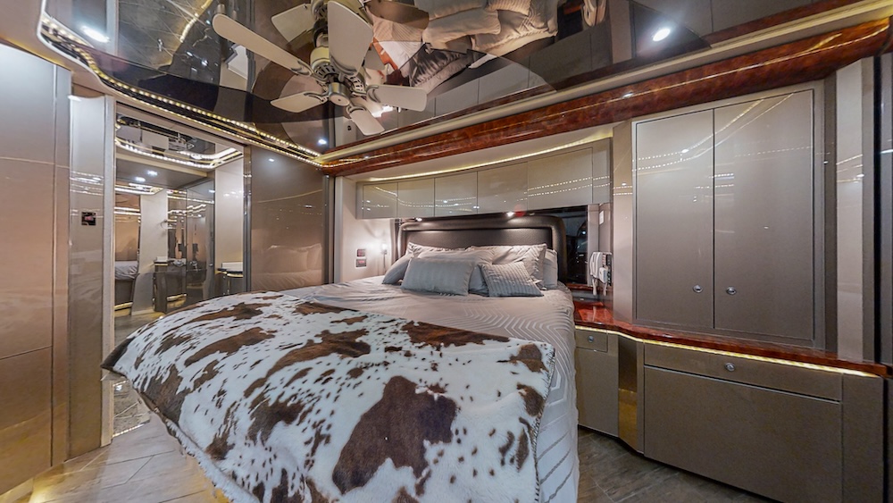 2005 Prevost Featherlite  H3-45 For Sale