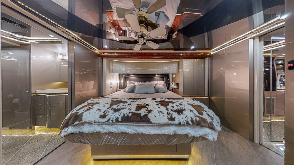 2005 Prevost Featherlite  H3-45 For Sale