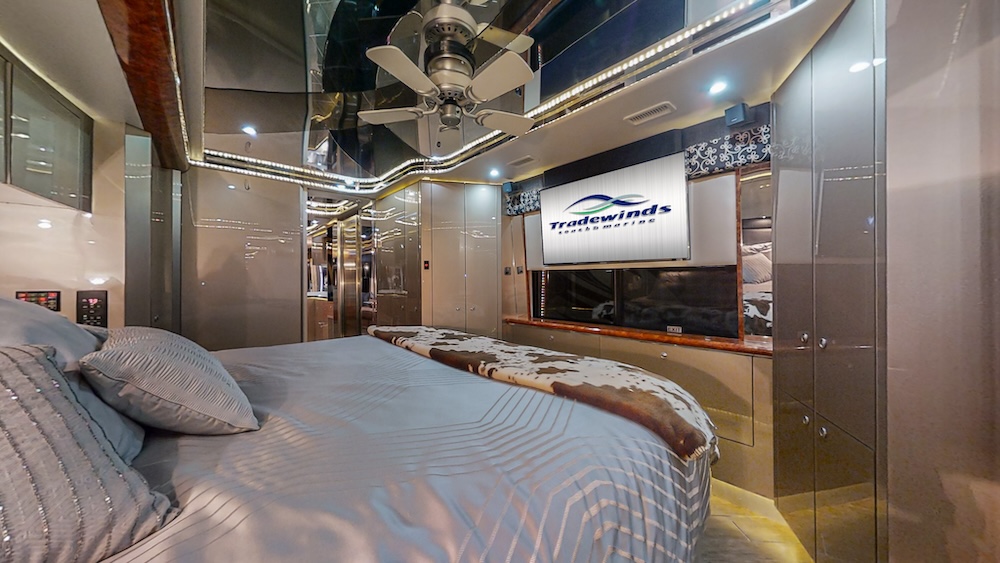 2005 Prevost Featherlite  H3-45 For Sale