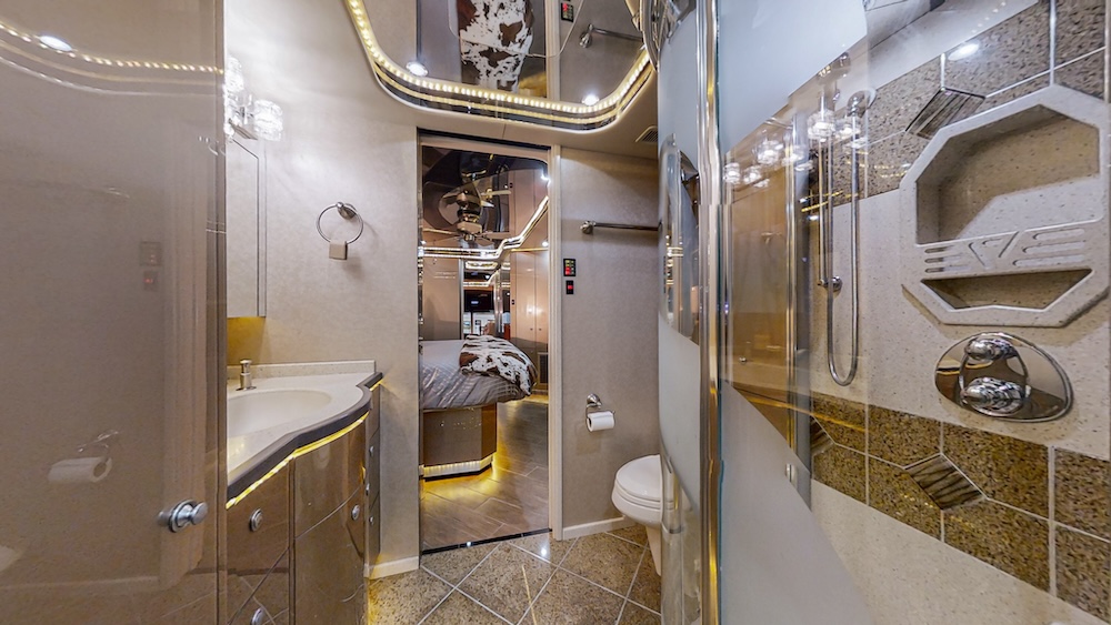 2005 Prevost Featherlite  H3-45 For Sale