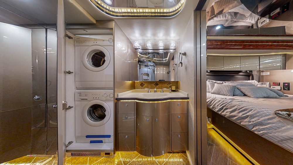 2005 Prevost Featherlite  H3-45 For Sale