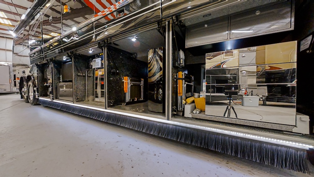 2005 Prevost Featherlite  H3-45 For Sale