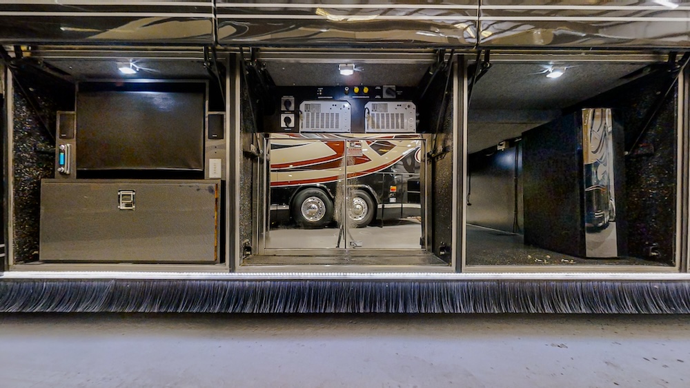 2005 Prevost Featherlite  H3-45 For Sale