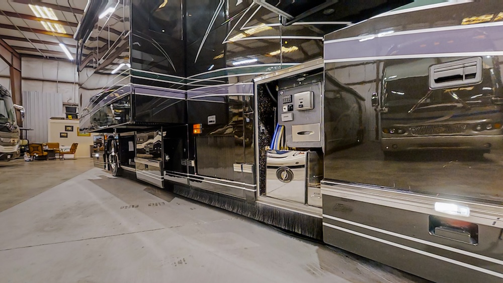 2005 Prevost Featherlite  H3-45 For Sale