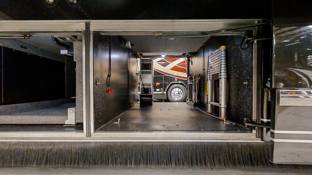 2005 Prevost Featherlite  H3-45 For Sale