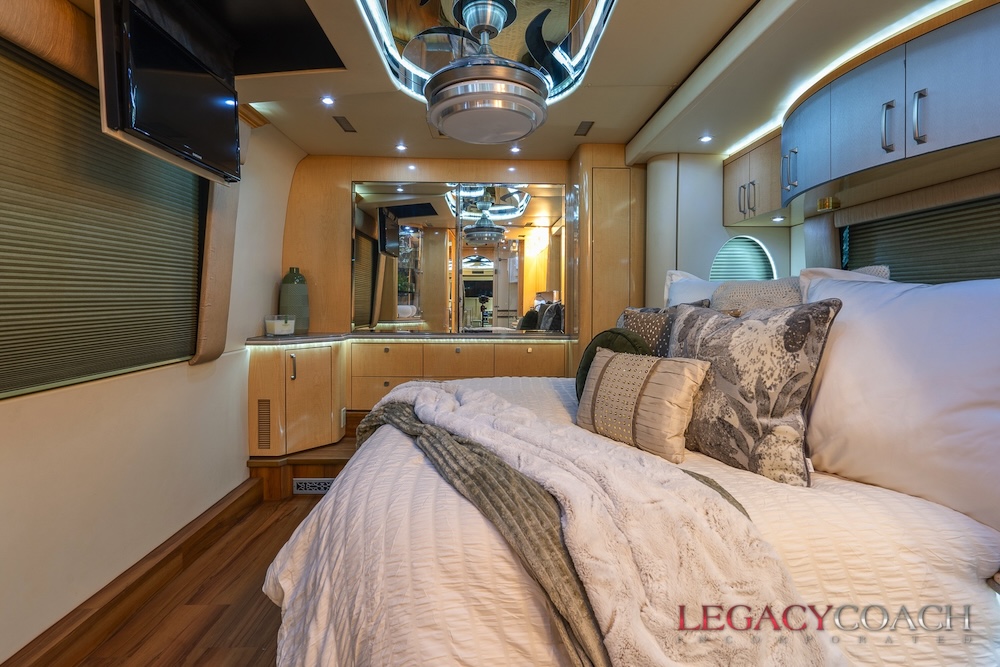 2005 Prevost Parliament XLII For Sale