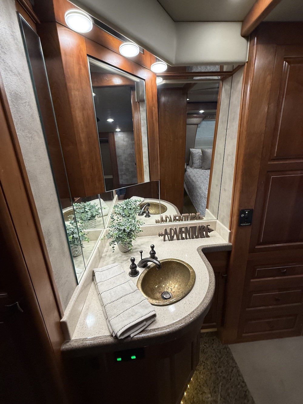 2005 Prevost Royale XLII For Sale