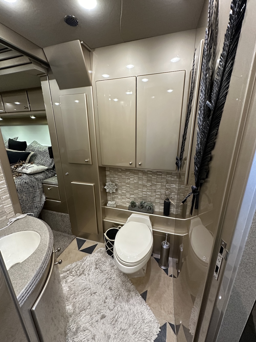 2006 Prevost COuntry Coach XLII For Sale