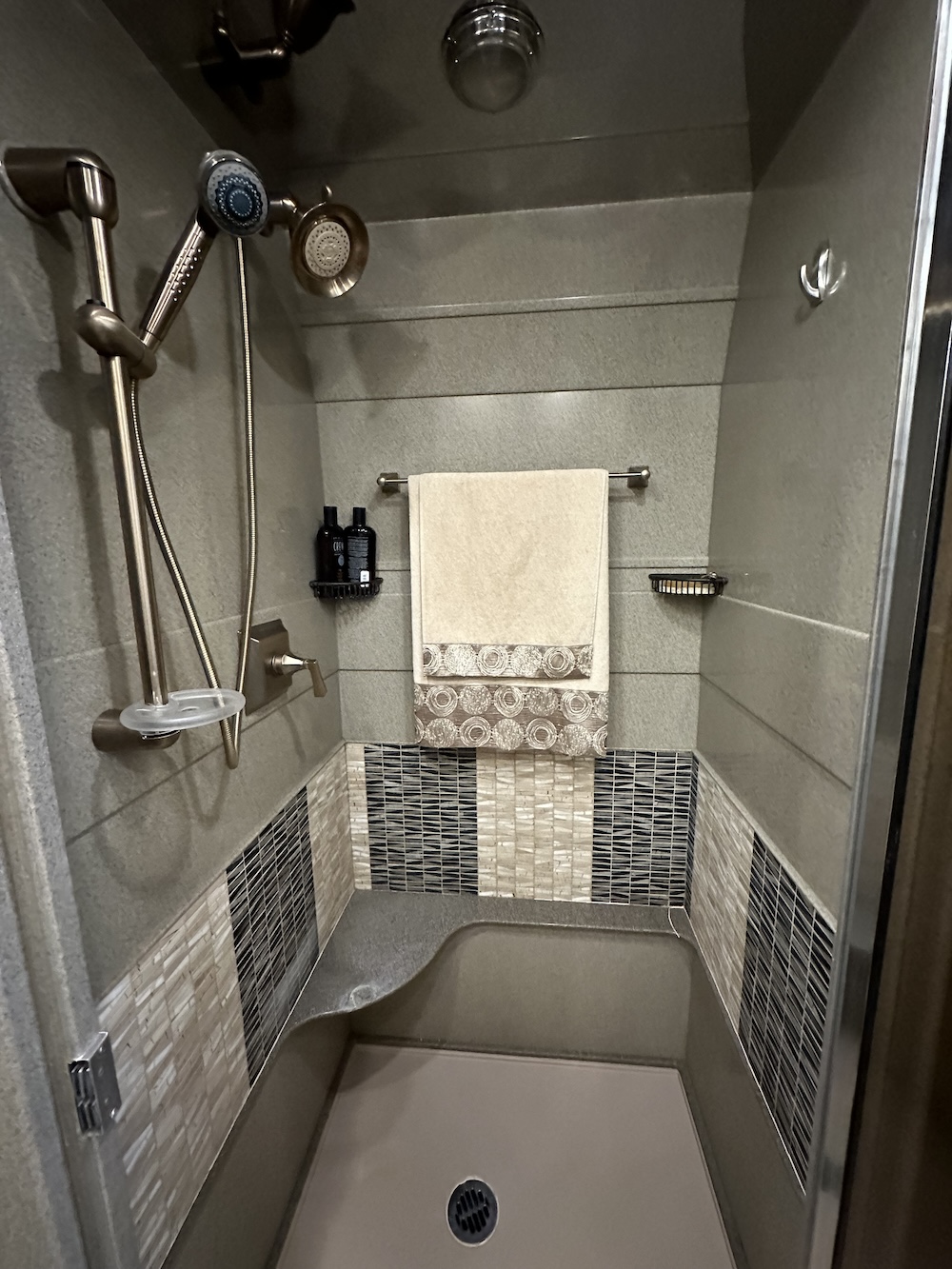 2006 Prevost COuntry Coach XLII For Sale
