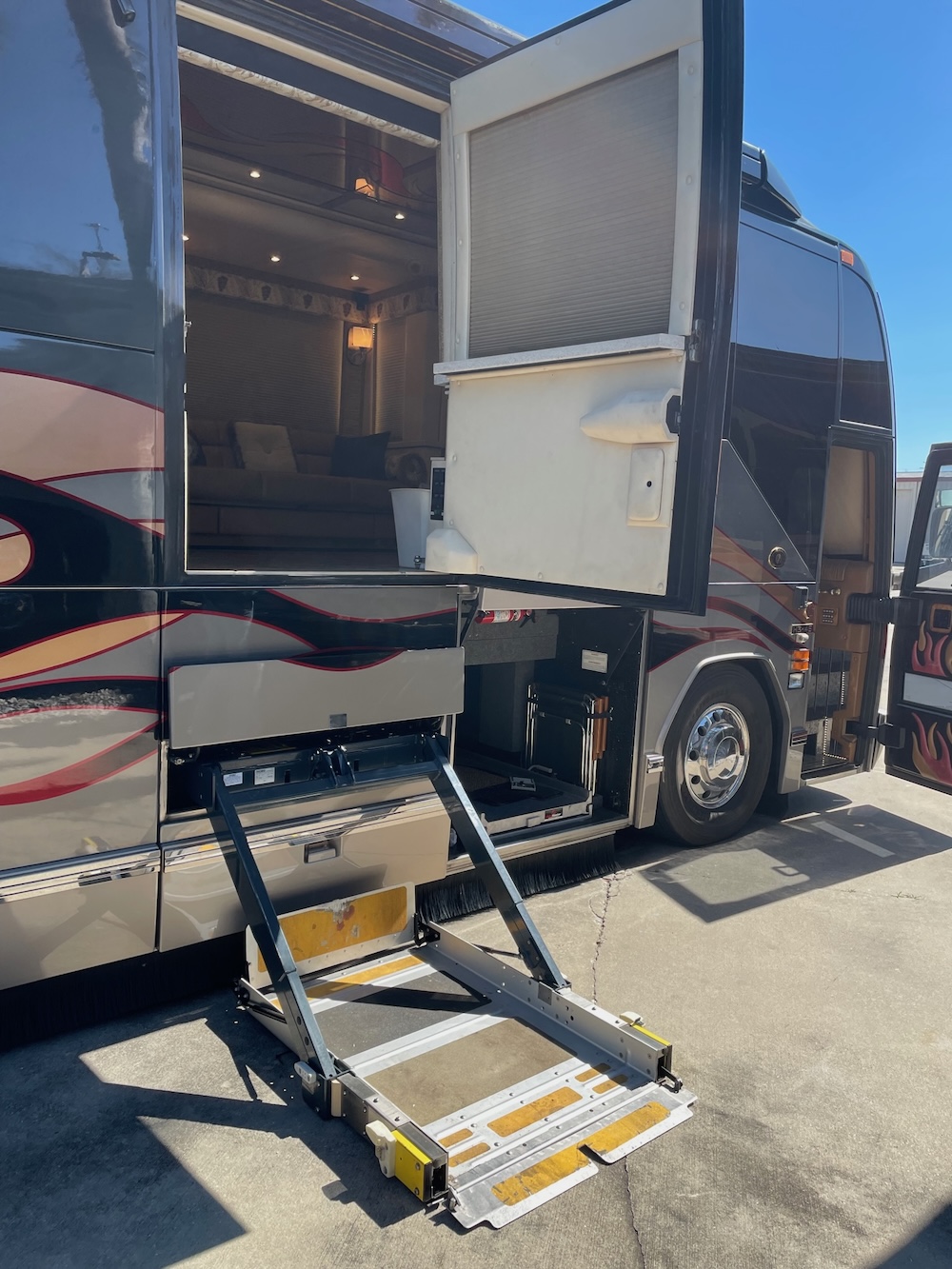 2006 Prevost Featherlite H3-45 For Sale