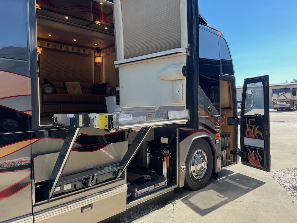 2006 Prevost Featherlite H3-45 For Sale