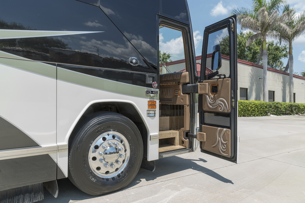 2006 Prevost Featherlite H3-45 For Sale