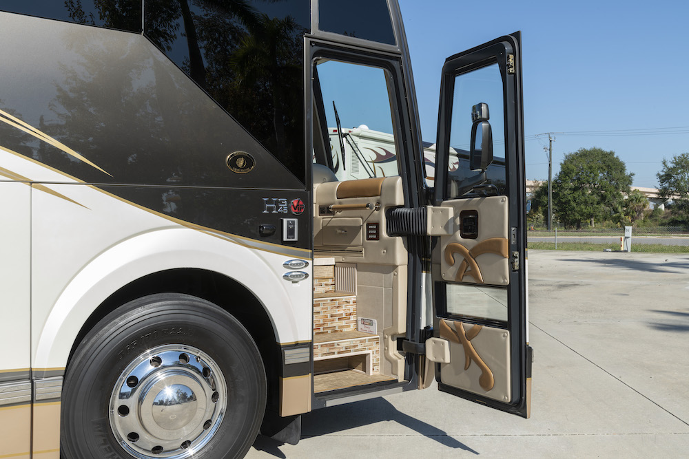 2006 Prevost Featherlite H3-45 For Sale