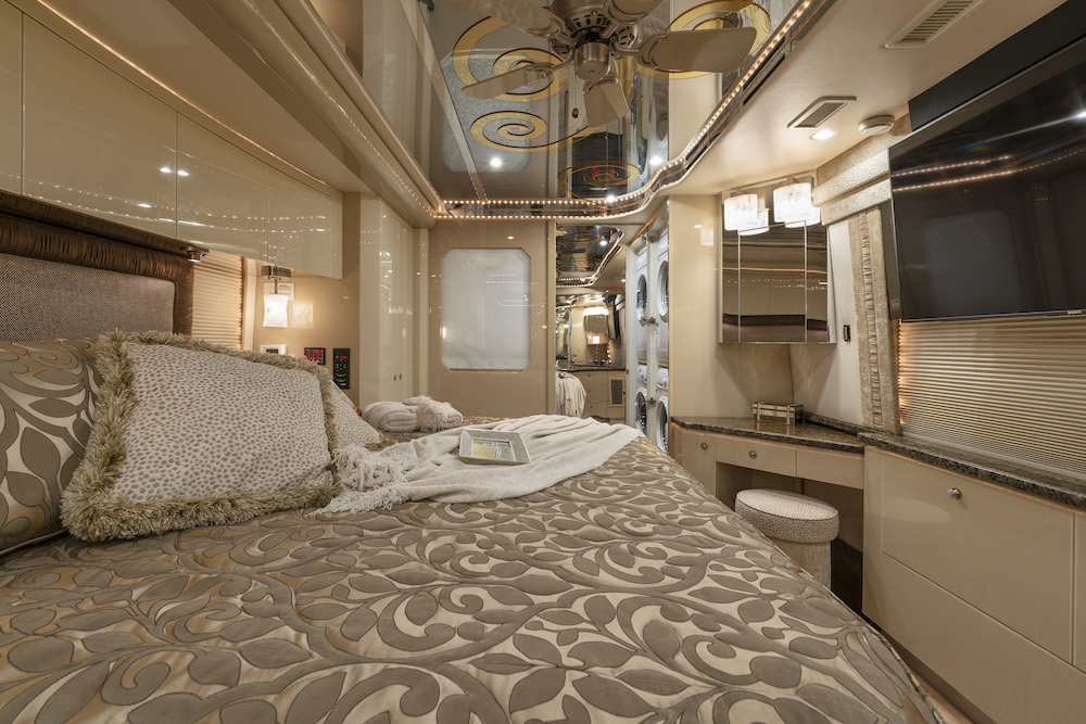 2006 Prevost Featherlite H3-45 For Sale