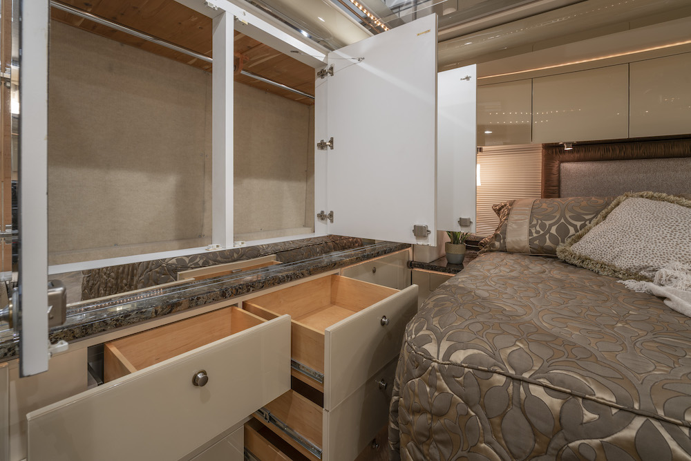 2006 Prevost Featherlite H3-45 For Sale