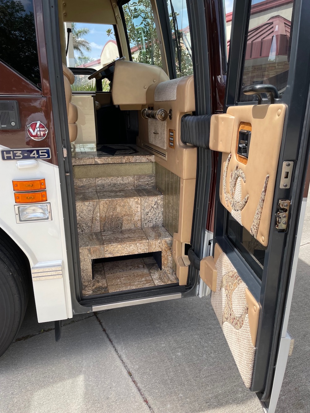 2006 Prevost Featherlite H3-45 For Sale