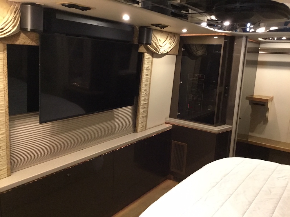 2006 Prevost Featherlite H3-45 For Sale