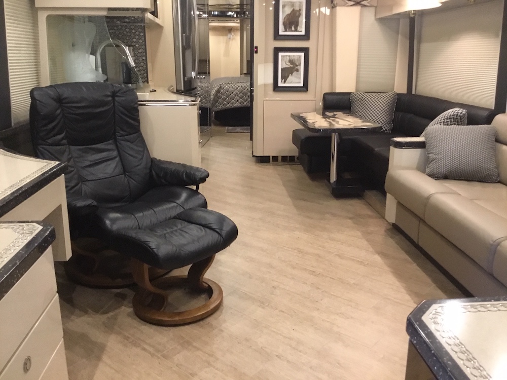 2006 Prevost Featherlite H3-45 For Sale