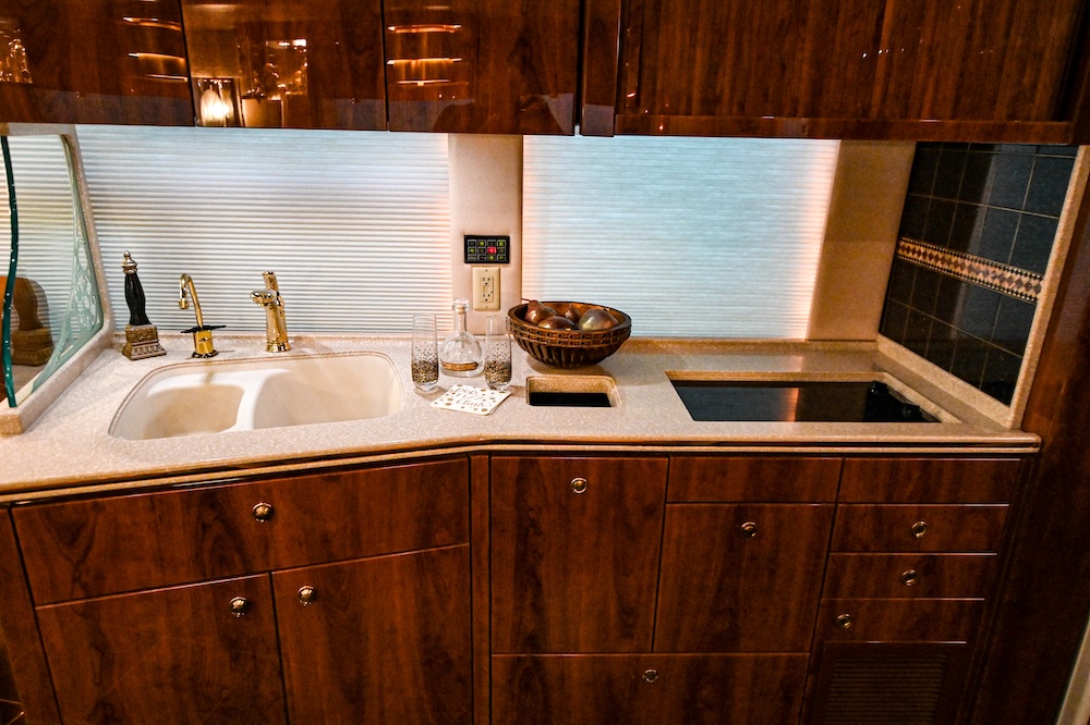 2006 Prevost Featherlite H3-45 For Sale