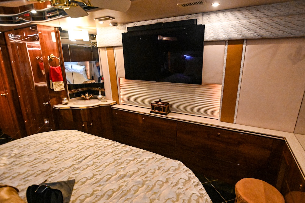 2006 Prevost Featherlite H3-45 For Sale