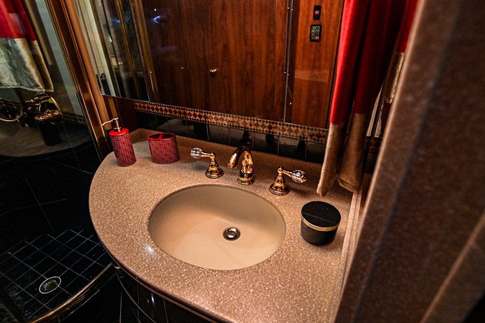 2006 Prevost Featherlite H3-45 For Sale