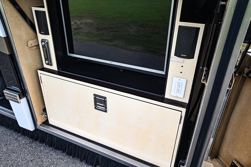 2006 Prevost Featherlite H3-45 For Sale