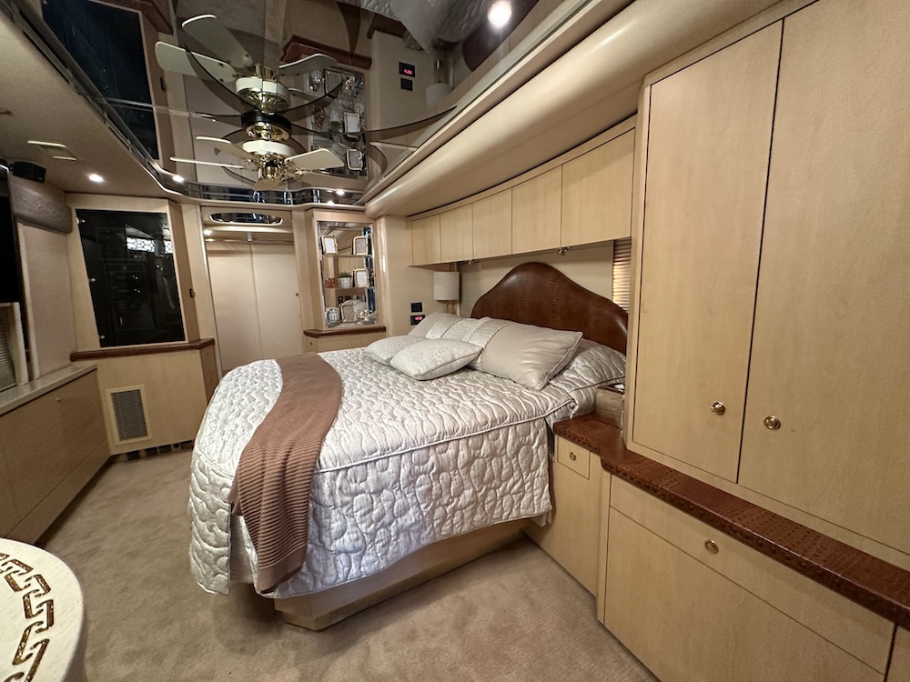 2006 Prevost Featherlite H3-45 For Sale
