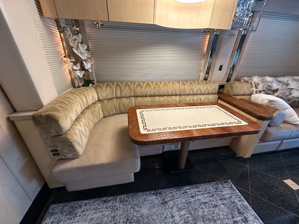 2006 Prevost Featherlite H3-45 For Sale
