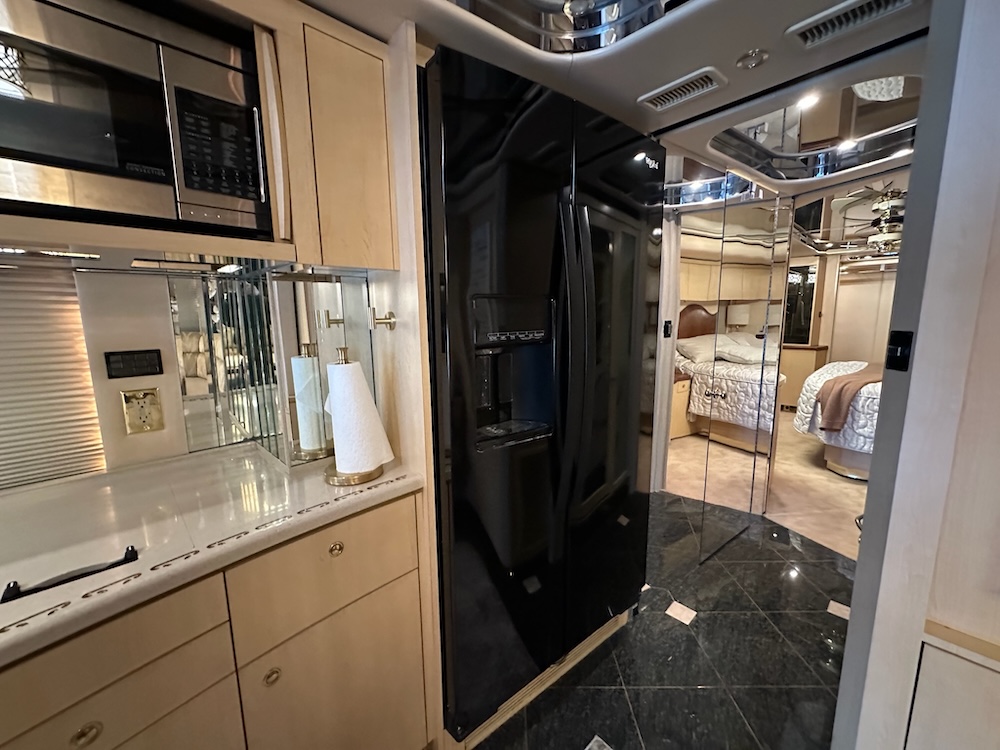2006 Prevost Featherlite H3-45 For Sale