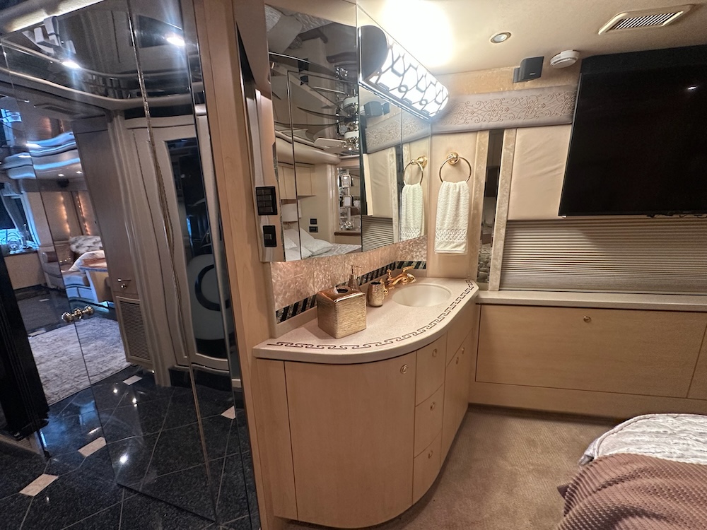 2006 Prevost Featherlite H3-45 For Sale