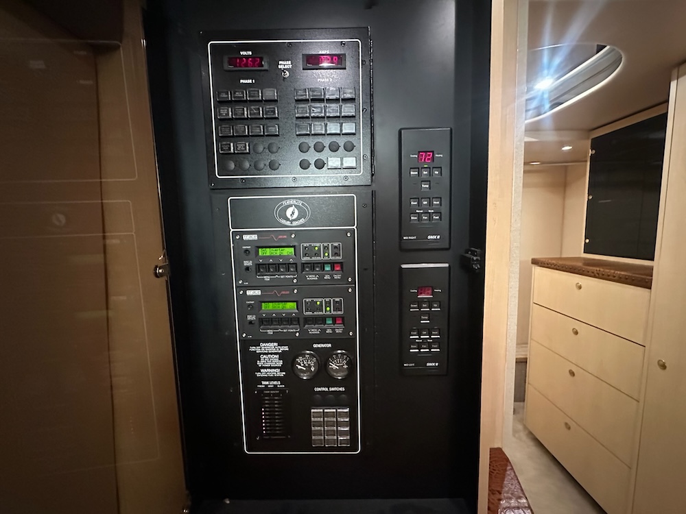 2006 Prevost Featherlite H3-45 For Sale