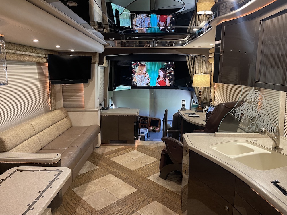 2006 Prevost Featherlite H3-45 For Sale