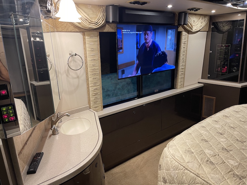 2006 Prevost Featherlite H3-45 For Sale