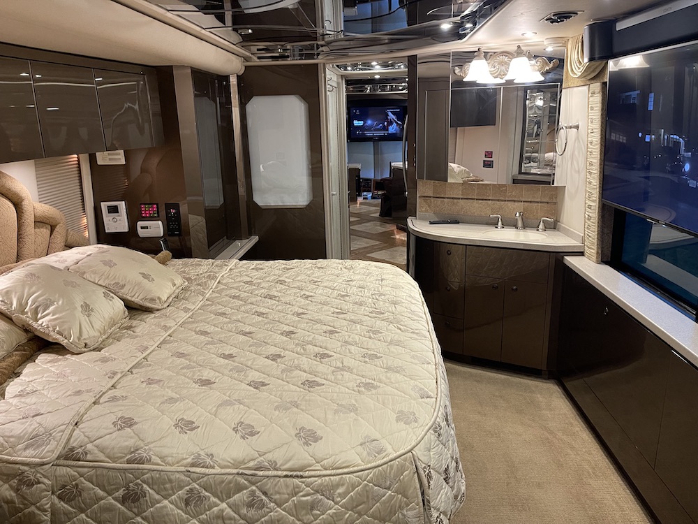 2006 Prevost Featherlite H3-45 For Sale