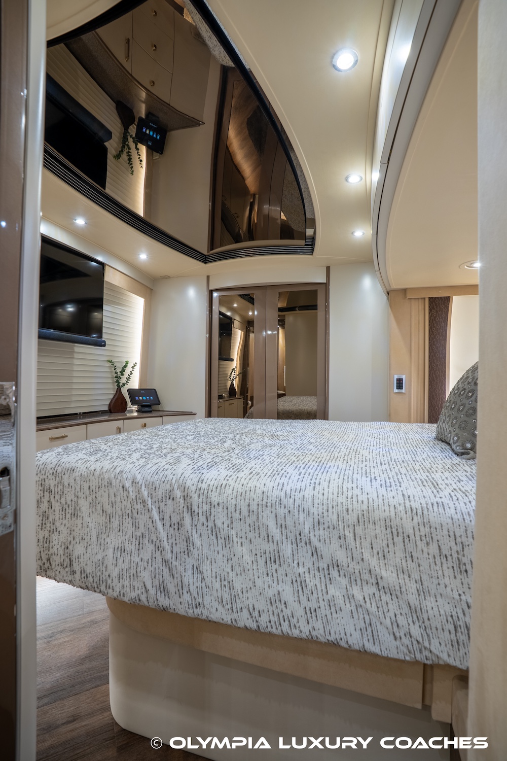 2006 Prevost Legendary XLII For Sale