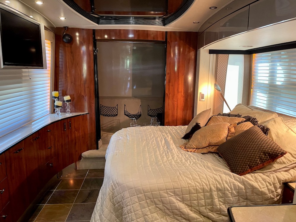 2006 Prevost Legendary XLII For Sale