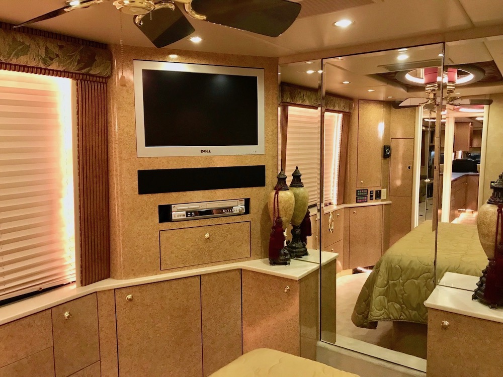 2006 Prevost Thompson XLII For Sale