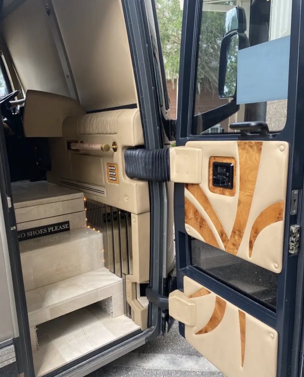 2007 Prevost Featherlite H3-45 For Sale