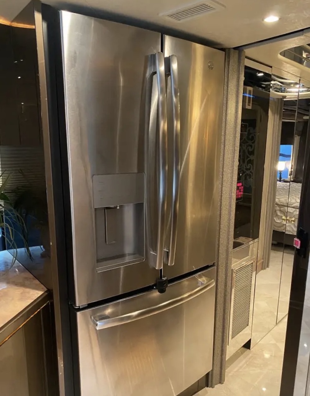 2007 Prevost Featherlite H3-45 For Sale