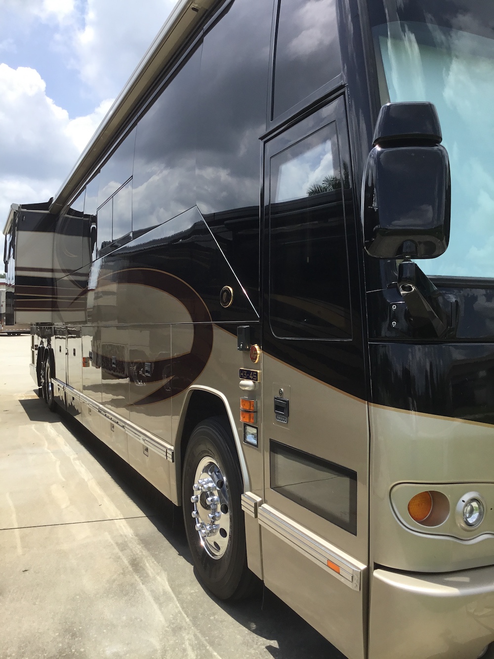 2007 Prevost Featherlite H3-45 For Sale