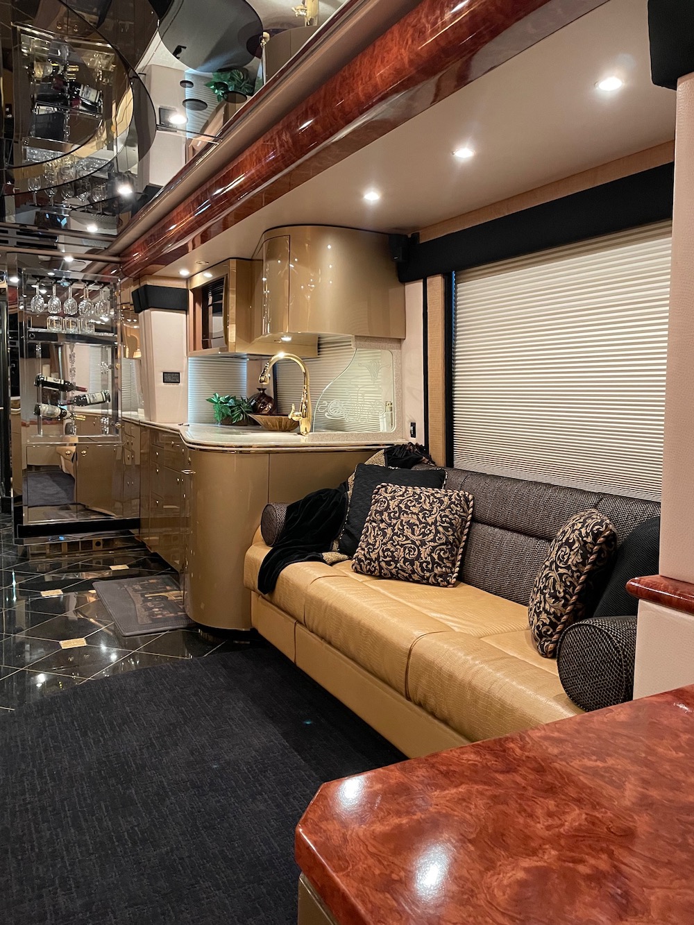 2007 Prevost Featherlite H3-45 For Sale